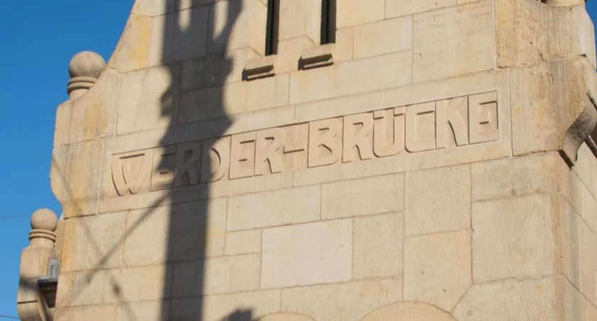 Trwa wojna z „germanizacją” mostu Grunwaldzkiego, a ten niemiecki napis wrócił po cichu