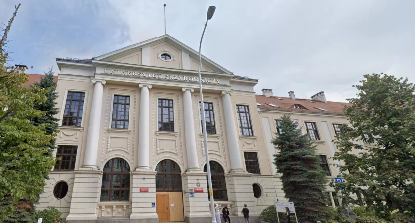 Czy się stoi, czy się leży... Tak Uniwersytet Przyrodniczy wypłacał premie ponad 1000 pracowników!