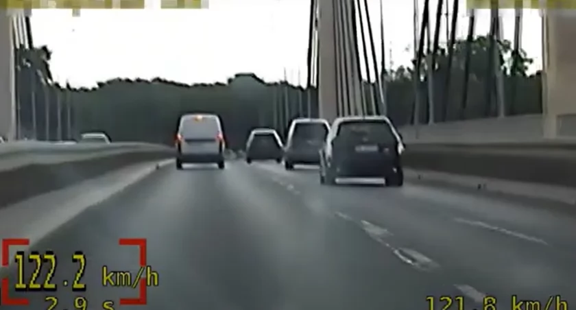 122 km/h na Moście Milenijnym. Młody kierowca stracił prawo jazdy