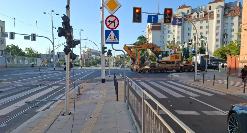 Tramwaje i autobusy nie jeżdżą na Pilczyce. Koparka zerwała sieć. Kable spadły na ludzi