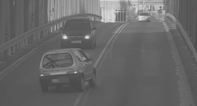 O włos od czołówki na moście. Pijany w sztok kierowca mówił, że wypił jedno piwo [NAGRANIE]