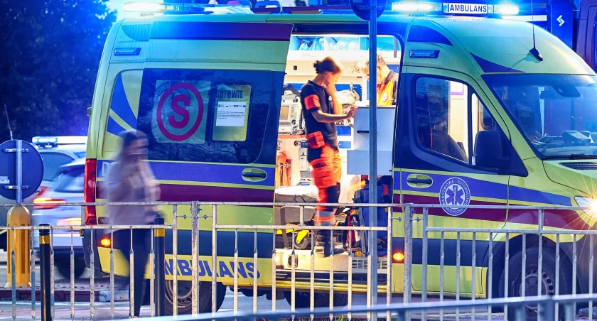 Wrocław: Brutalny atak na starszego pana na przystanku. Ledwo uszedł z życiem. Bandyta bił go po głowie. Bez powodu