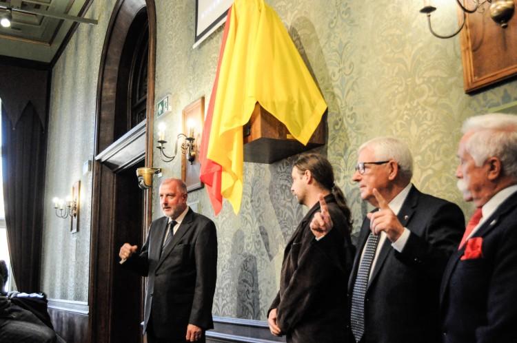 Radni miejscy nadali nazwę sali sesyjnej. Stanęło w niej popiersie męża stanu [ZDJĘCIA]