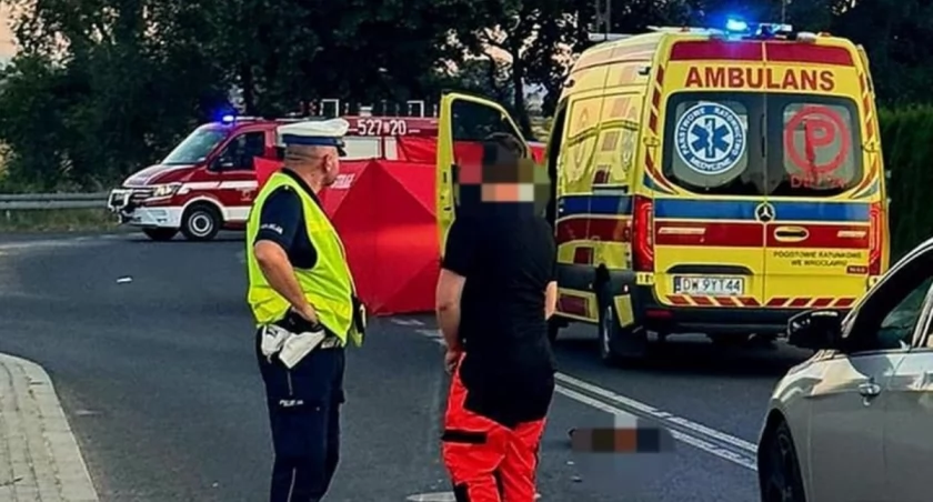 Tragiczny wypadek motocyklisty. Jechał bez kasku, uderzył w krawężnik