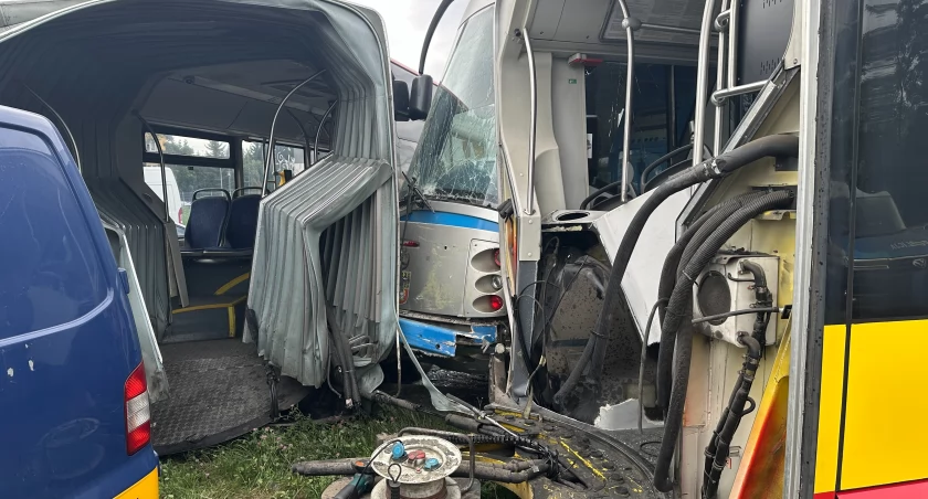 Przerażający wypadek MPK we Wrocławiu. Autobus rozerwał się na pół!