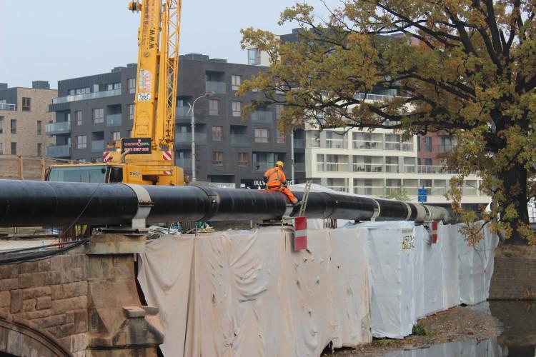 Nareszcie! Ściągają szpetną rurę z zabytkowego mostu w centrum [ZDJĘCIA]