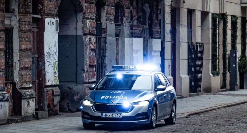 Nocne strzały na podwórku we Wrocławiu. Policja szuka nagrań i świadków