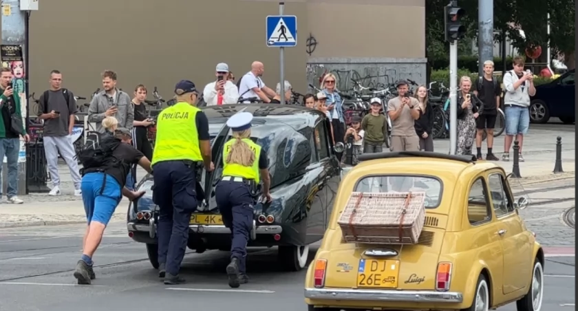 Parada zabytkowych aut we Wrocławiu. Ponad pół tysiąca pojazdów zatrzymało się na Rynku