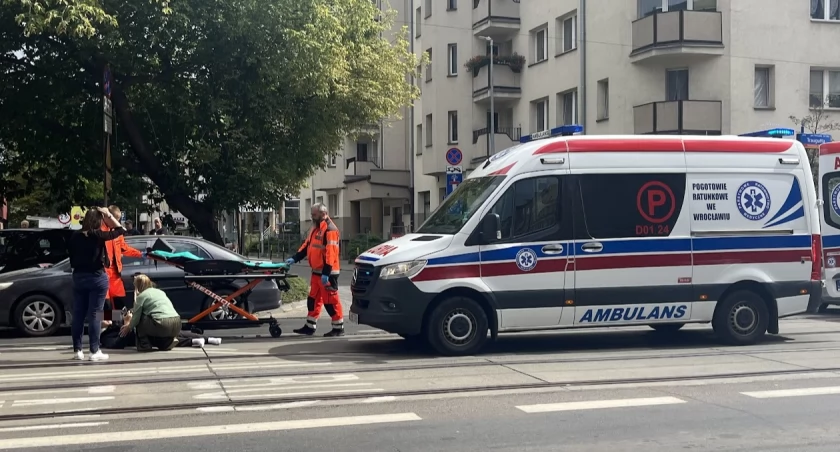 Wypadek we Wrocławiu. Kurier Uber Eats w szpitalu
