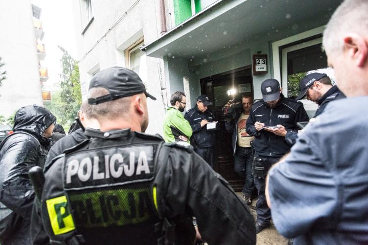 Komornik, policja, aktywiści i media. Druga próba eksmisji 80-latki udaremniona [ZDJĘCIA]