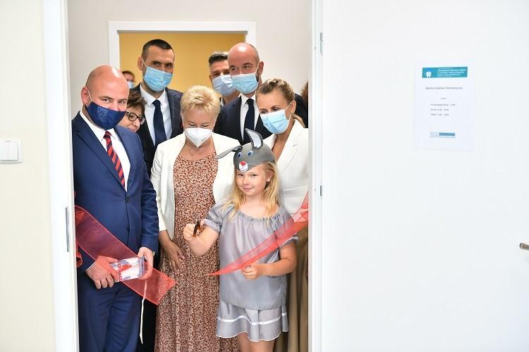 Nowe gabinety dentystyczne i szczoteczka dla każdego pierwszaka. Nowy program we Wrocławiu