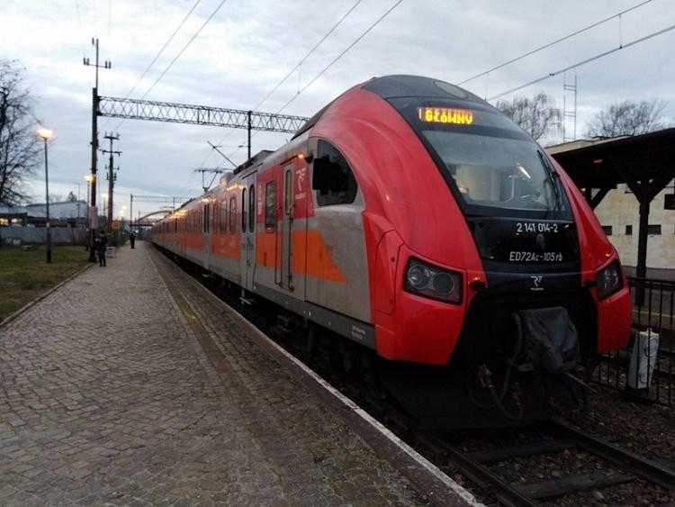 Pociąg w upale stał na nasypie 100 minut. Ludzie błagali o wodę. “Traktują nas jak świnie na ruszcie”