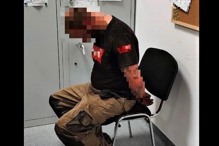 Złodziej napadł na policjantów, wyrwał broń i uciekł. Właśnie został złapany [FILM]