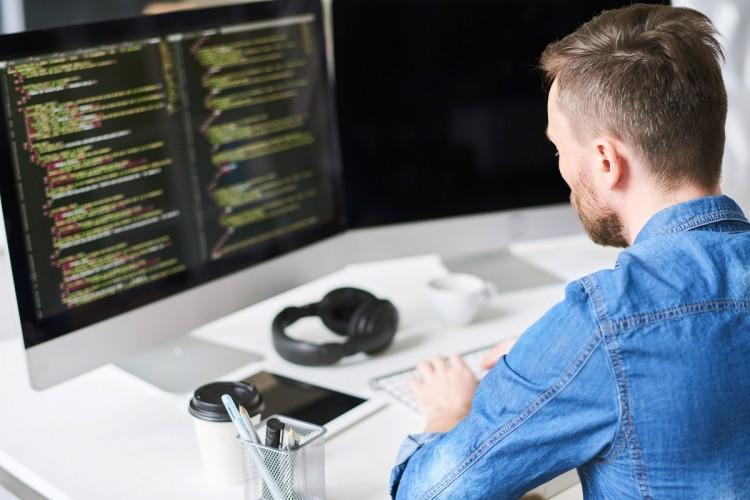 Jak stworzyć aplikację? Czy warto zatrudnić do tego software house?