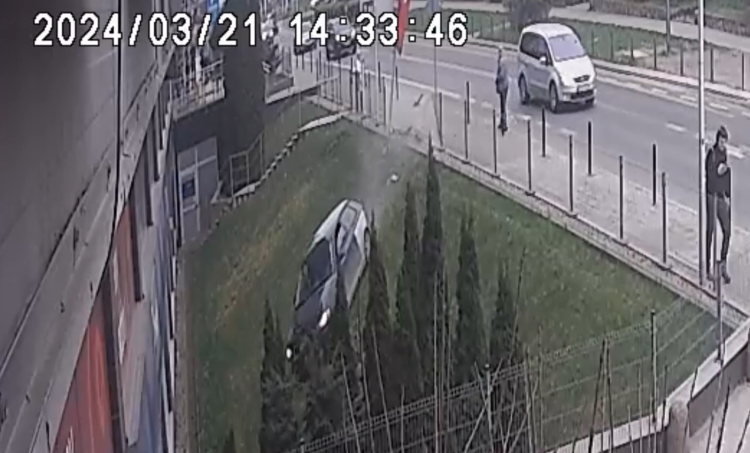 Tak wyglądał wypadek na Braniborskiej. Kierowca miał zawał. Uderzył w galerię Domar