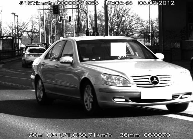 Pędził prawie 140 km/h przez Jedności Narodowej. Zapłaci ponad 2 tysiące złotych
