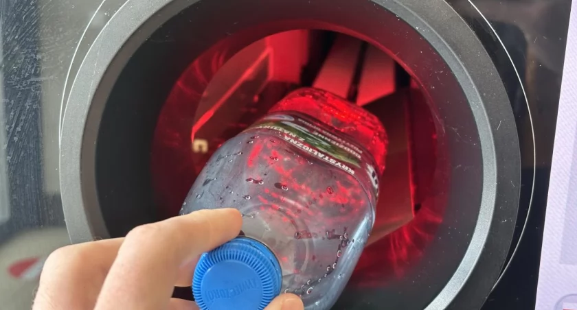 Rusza system kaucyjny. Sklep odda pieniądze za puszki i plastikowe butelki. Oto zasady