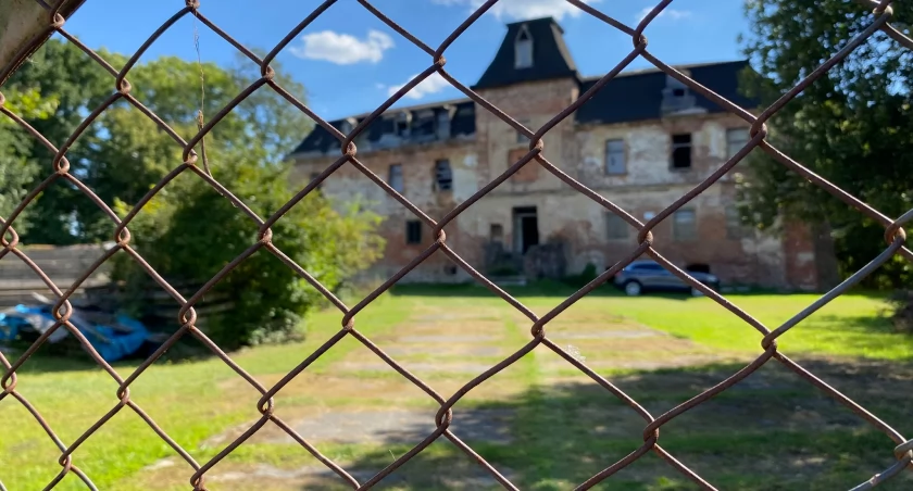 Dwór i zjawiskowy park szukają nowych właścicieli. To bajkowe miejsce pełne anegdot