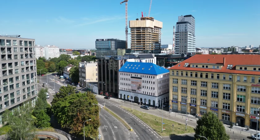 Wrocław: Nowy drapacz chmur wyłania się zza budynków. I jeszcze sporo urośnie!