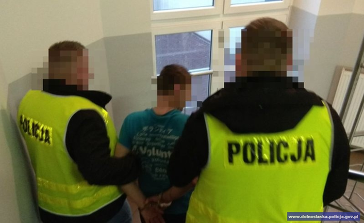 Udusił rękami swojego małego psa. Zatrzymała go policja