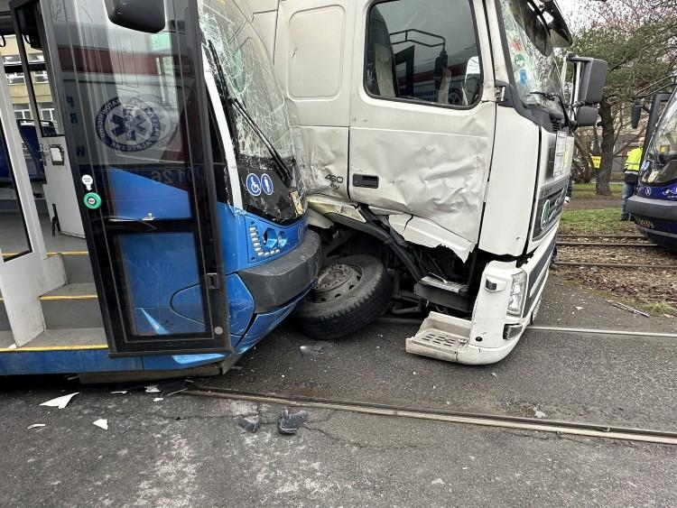 Wypadek we Wrocławiu. Tramwaj wbił się w cysternę. Są ranni. Kierowca po alkoholu