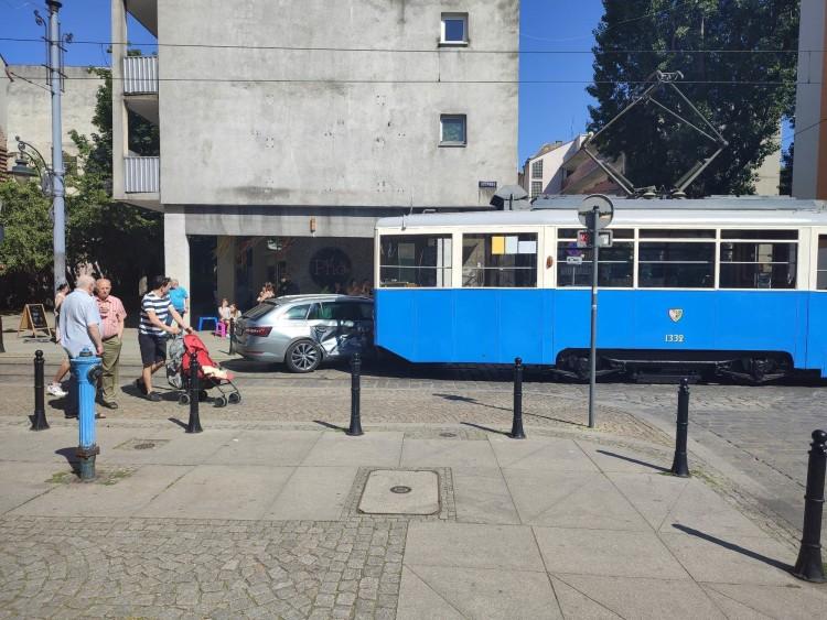 Wrocław: Zabytkowy tramwaj zderzył się z autem koło Rynku [ZDJĘCIA]
