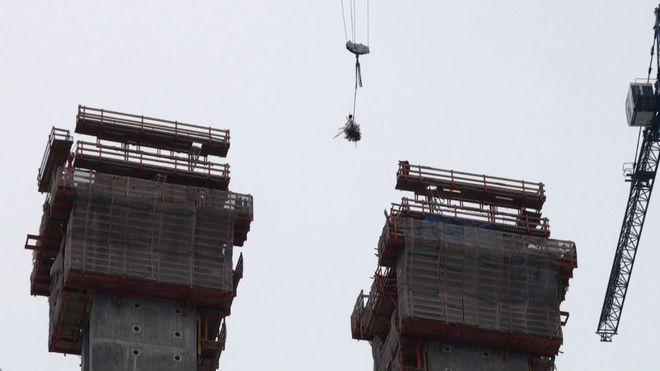 Pylon mostu rędzińskiego gotowy – dziś powiesili wiechę