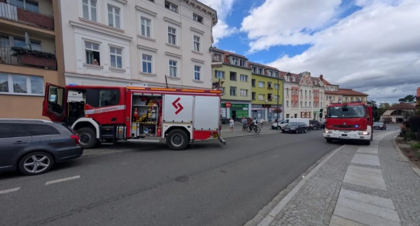 Z okna dobiegało wołanie o pomoc. Przechodzień nie wahał się ani chwili