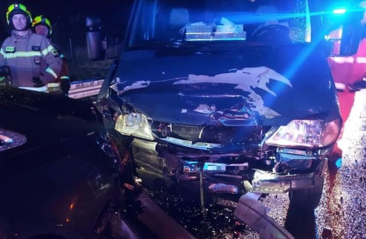 Wypadek na A4 koło Legnicy. Bus uderzył w audi