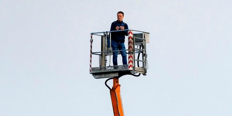 Obejrzeć mecz za wszelką cenę. Kibic Śląska Wrocław wynajął... dźwig!