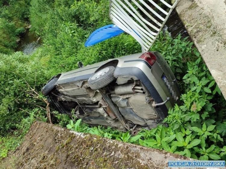 Rozpędzony volkswagen wpadł do rzeki. Kierowca miał więcej szczęścia niż rozumu