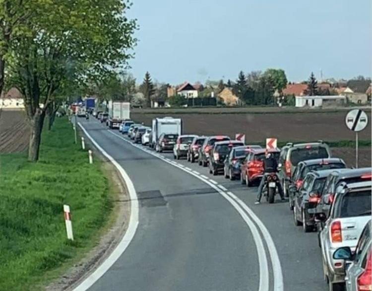 Wypadek pod Wrocławiem. Jedna osoba ranna po zderzeniu dwóch aut i ciężarówki