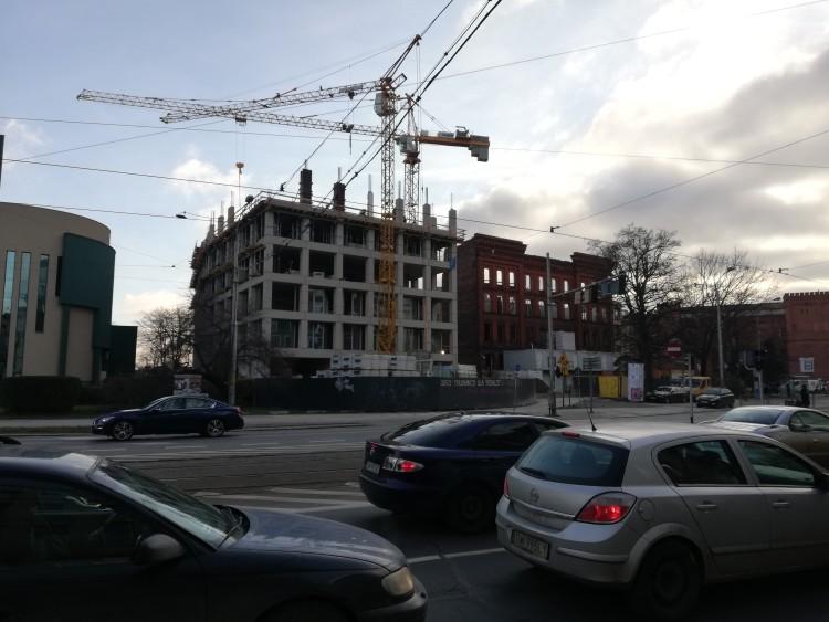 Wrocław: tak zabytkowa szkoła przy Drobnera zmienia się w apartamentowce [ZDJĘCIA]