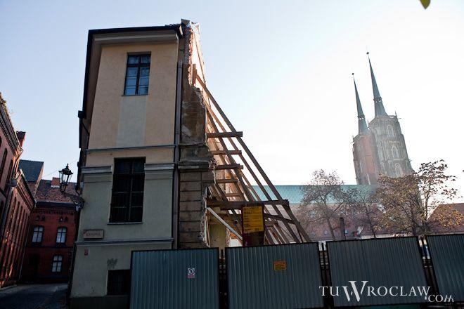 Rusza odbudowa bezprawnie zburzonej przez Kościół kamienicy na Ostrowie