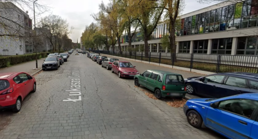 Pod te szkoły samochodem nie podjedziesz. „Czasowe wyłączenie ruchu”