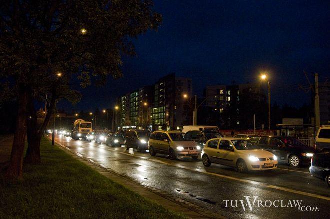 1 osoba ranna w wypadku dwóch aut we Wrocławiu. Torowisko tramwajowe zablokowane