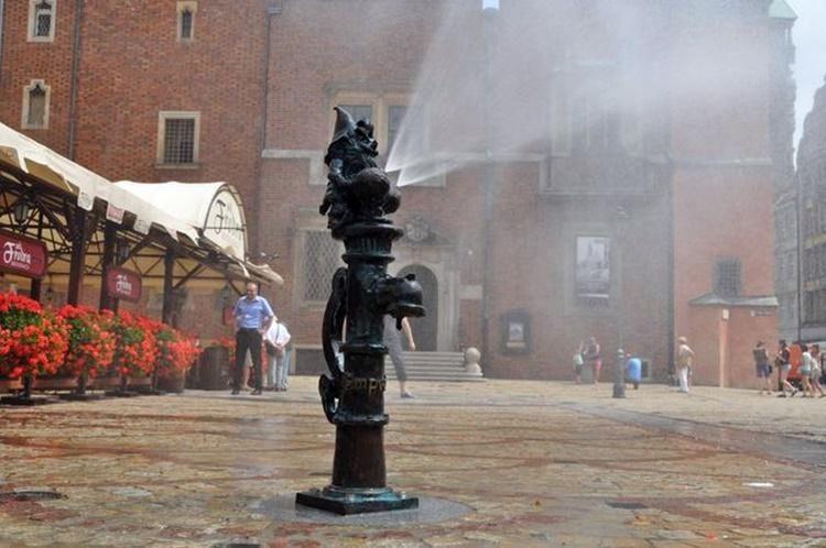 Darmowa woda w centrum Wrocławia w czasie tropikalnych upałów