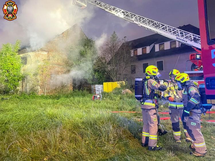 Trzech nastolatków dla zabawy podpaliło pustostan pod Wrocławiem. Robili sobie zdjęcia. W środku spłonął człowiek