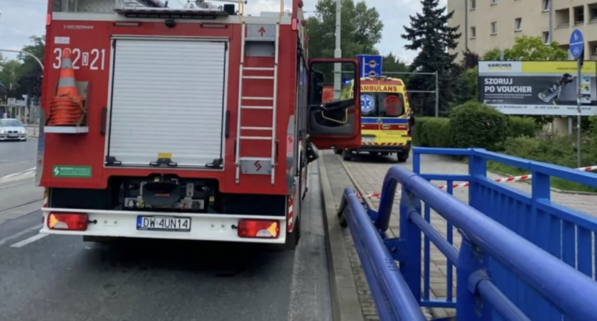 Chwile grozy na moście Szczytnickim. Młody mężczyzna jest w ciężkim stanie 