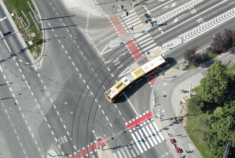 Fuszerka na TAT-cie. Autobusy nie mieszczą się na buspasie