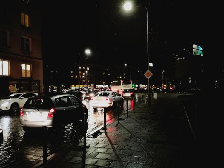 Paraliż miasta po wypadku tramwajów w centrum. Chaos i korki [ZDJĘCIA]
