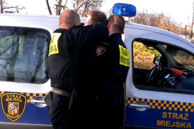 Strażnicy o bezpardonowym zatrzymaniu studenta: były podstawy do skucia i zatrzymania siłą