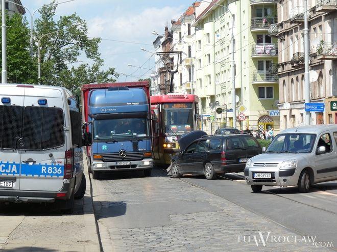 Sprawca wypadku na Pomorskiej porzucił auto na środku ulicy i uciekł 