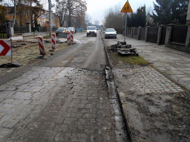 Miasto na chybcika naprawia rozjeżdżoną przez ciężarówki ulicę Osobowicką, a drogę i tak czeka przebudowa