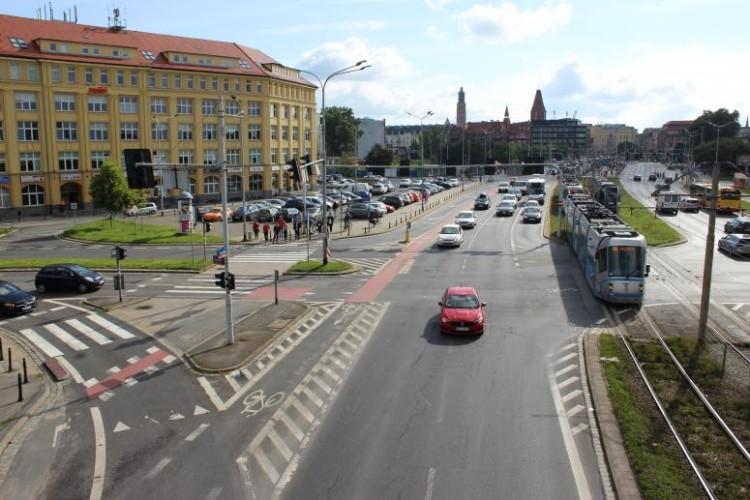 Nowa faza remontu na Legnickiej. Komunikacja zastępcza do Pilczyc i Leśnicy