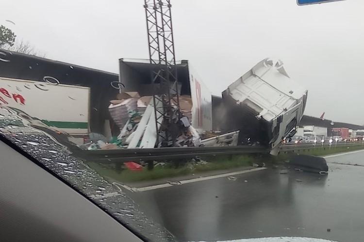 Zablokowana AOW po wypadku tirów. Trwa naprawa bramownicy [ZDJĘCIA]