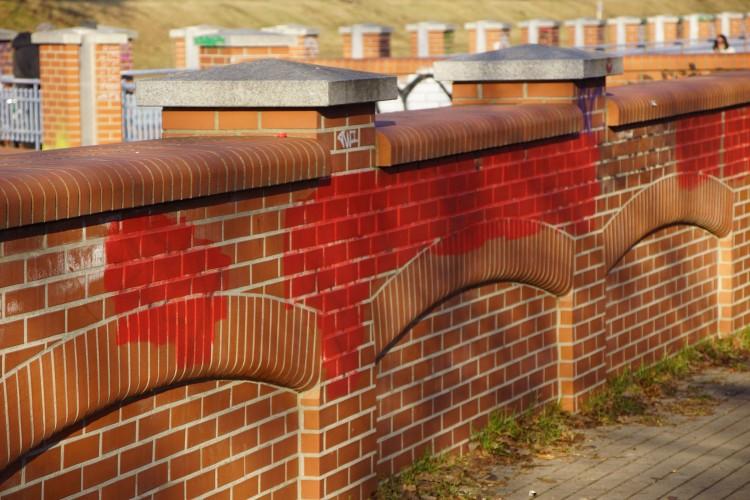 Wrocław: Bazgroły na murze zamazali czerwoną farbą. Na nic więcej nie mają pieniędzy
