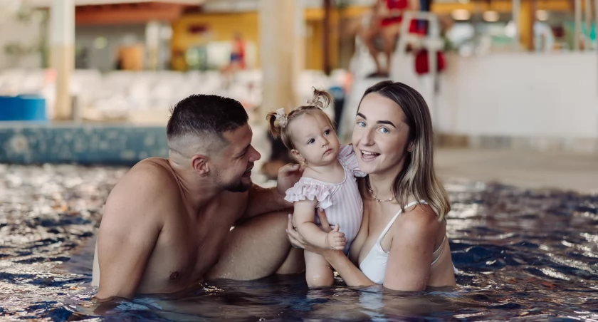 Aquapark Wrocław uczy pływać również niemowlęta. Ruszyły zapisy do szkoły pływania.