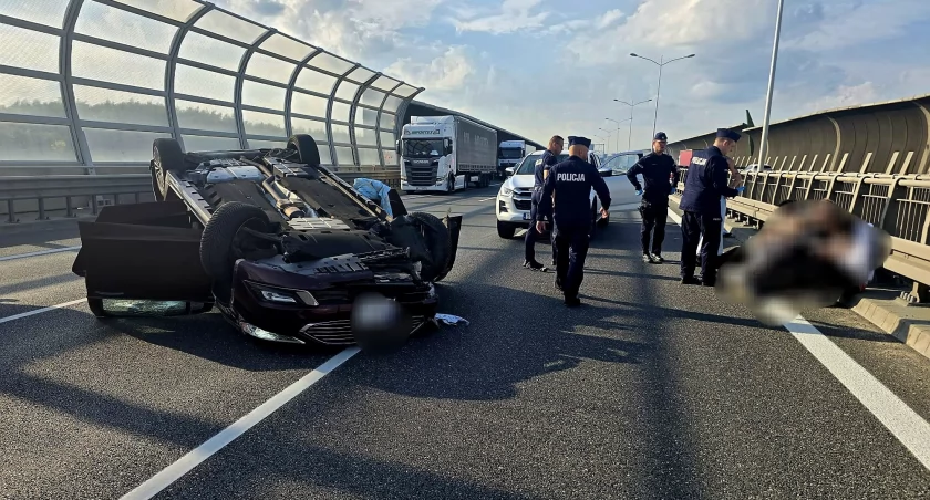 Mercedes zderzył się z ciężarówką i dachował. Dwie osoby zostały ciężko ranne. Totalny paraliż na AOW 