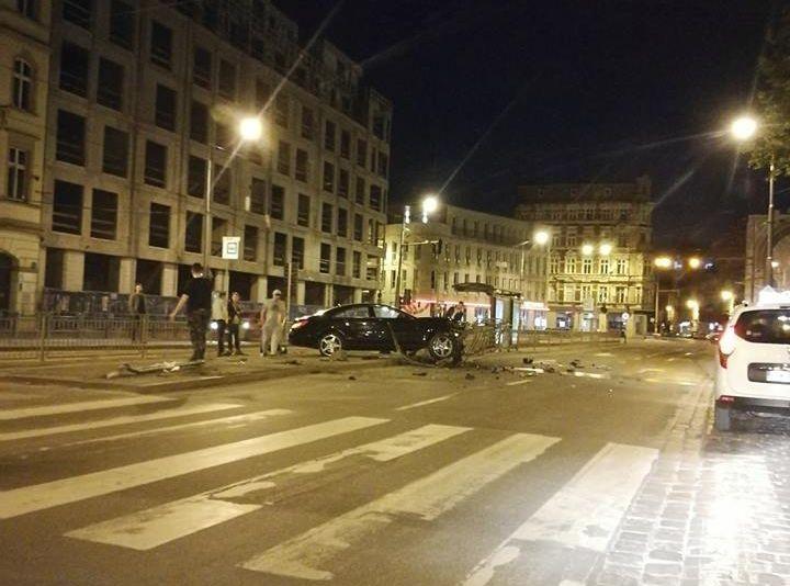 Pijany kierowca mercedesa wjechał w przystanek. Świadkowie uniemożliwili mu ucieczkę